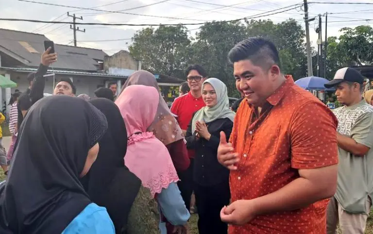 Kampanye di Kampung Banjar, Roby-Deby Janji Akan Selesaikan Pembangunan Jalan dan Masjid